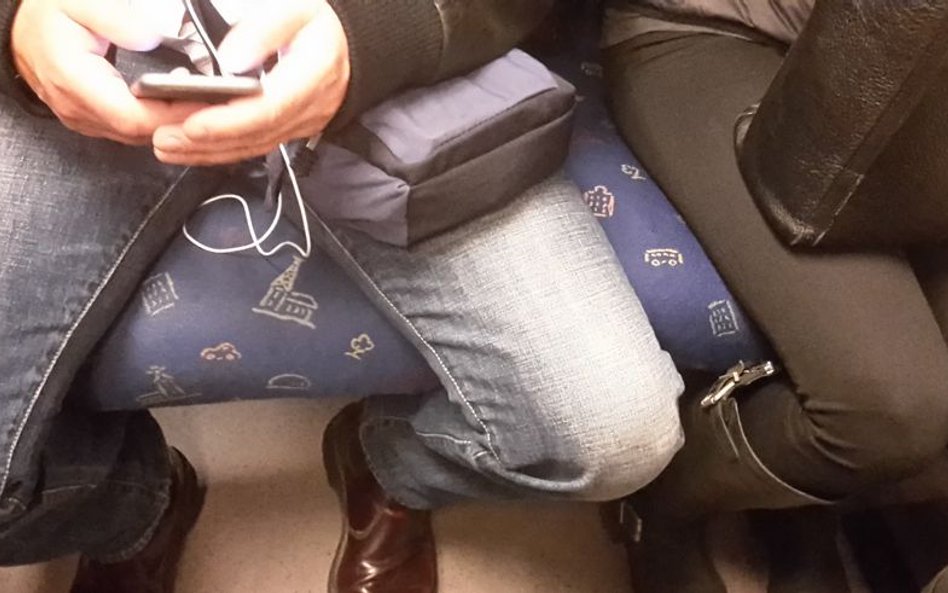 Manspreading w praktyce