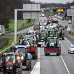 Rolnicy jeżdżą traktorami po obwodnicy Rennes w zachodniej Francji w ramach ogólnokrajowych protestó