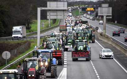 Rolnicy jeżdżą traktorami po obwodnicy Rennes w zachodniej Francji w ramach ogólnokrajowych protestó