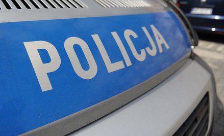 Mężczyzna z granatem na komendzie