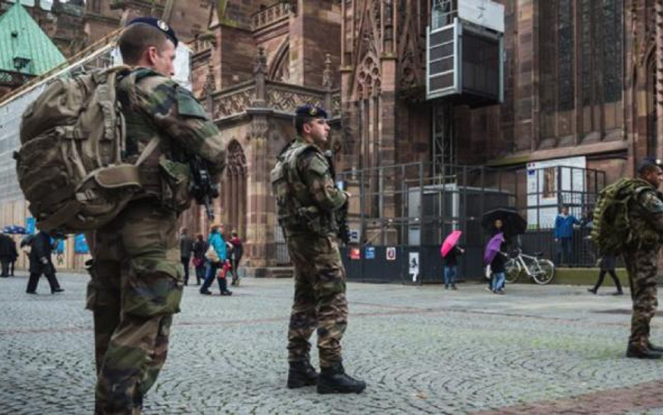 Francuscy żołnierze przed Notre-Dame. Narzekają na wyposażenie zamawiane w Chinach.