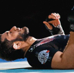 Nawet Mamed Khalidov nie zawsze fotografuje się, stojąc na deskach. Tu podczas festiwalu sztuk walki
