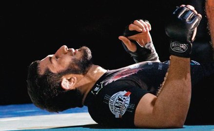 Nawet Mamed Khalidov nie zawsze fotografuje się, stojąc na deskach. Tu podczas festiwalu sztuk walki