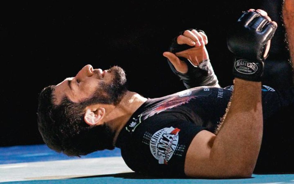 Nawet Mamed Khalidov nie zawsze fotografuje się, stojąc na deskach. Tu podczas festiwalu sztuk walki