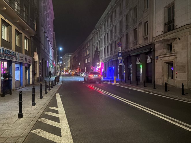 Mazowiecka późnym wieczorem zamienia się pudło rezonansowe, które potęguje hałas wydobywający się z 