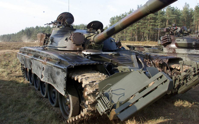 Czołg T-72 na poligonie