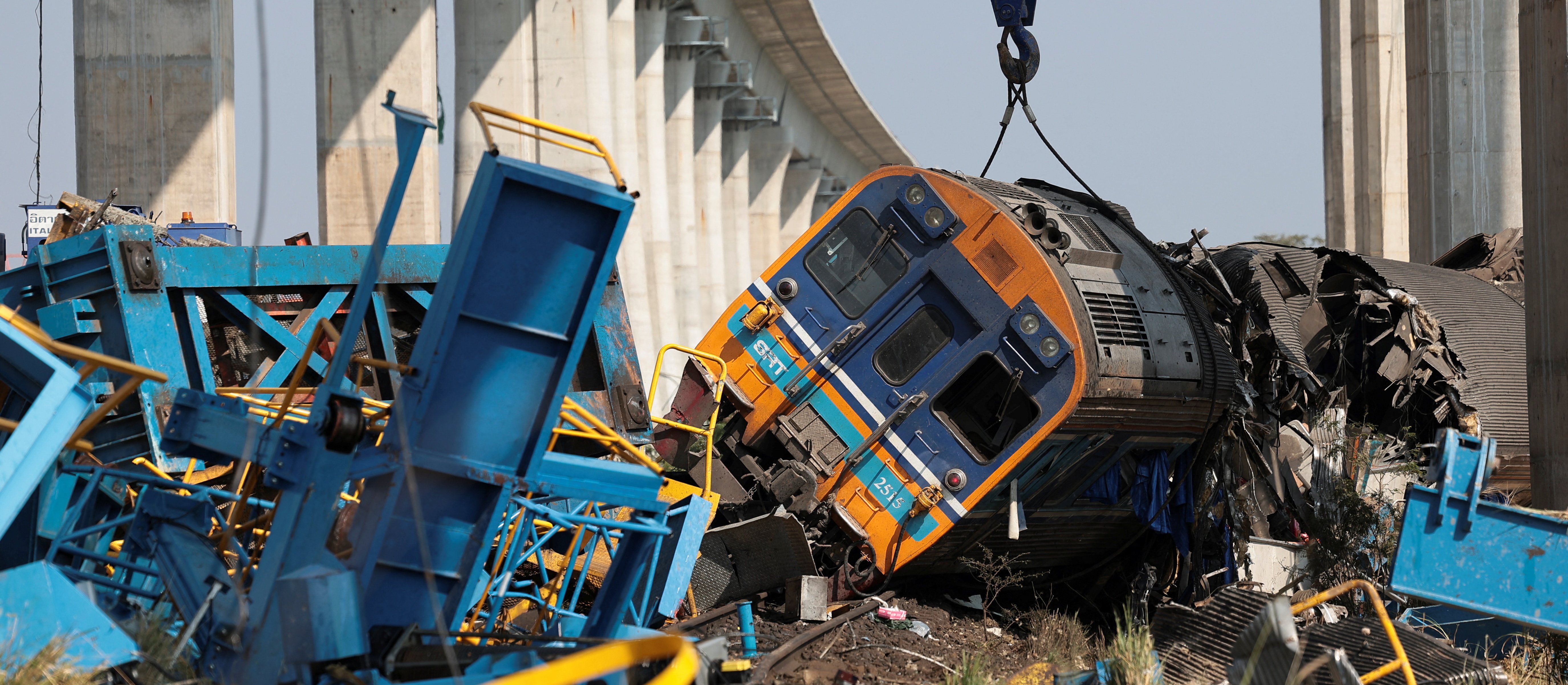 Katastrofa w Tajlandii. Na wagony przejeżdżającego pociągu runął dźwig