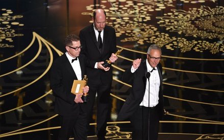 Oscar za najlepszy dźwięk - Mad Max: Na drodze gniewu. Nagrodę odbierają Gregg Rudloff, Chris Jenkin