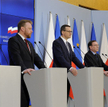 Wtorkowa konferencja w KPRM. Od lewej: wicepremier Jarosław Gowin, minister zdrowia Łukasz Szumowski