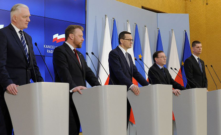 Wtorkowa konferencja w KPRM. Od lewej: wicepremier Jarosław Gowin, minister zdrowia Łukasz Szumowski