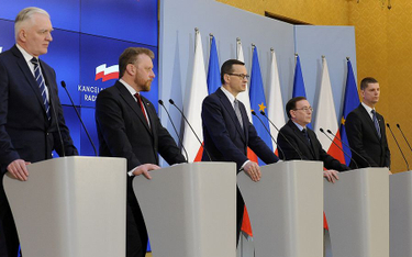 Wtorkowa konferencja w KPRM. Od lewej: wicepremier Jarosław Gowin, minister zdrowia Łukasz Szumowski