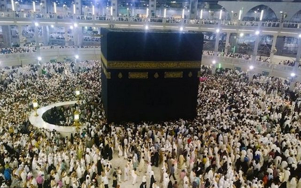 24 września - co najmniej 2100 osób zostało stratowanych podczas corocznej pielgrzymki do Mekki.
