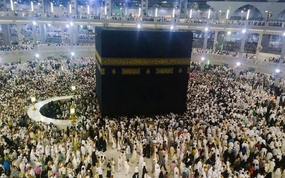 24 września - co najmniej 2100 osób zostało stratowanych podczas corocznej pielgrzymki do Mekki.