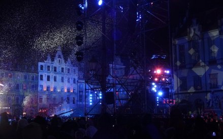 Biały puch z anielskich skrzydeł wirujący nad Rynkiem