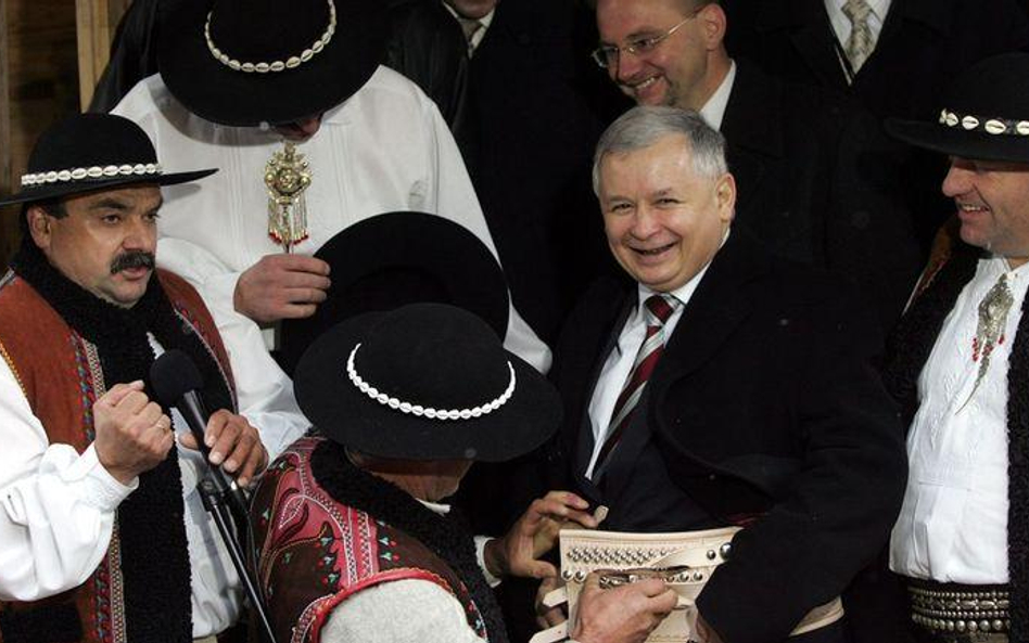 Jarosław Kaczyński jako premier dał się pasować na górala podczas wizyty w Zakopanem w 2007 r. Dosta