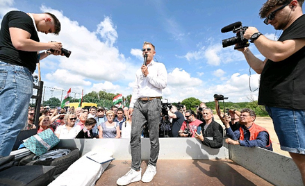 Viktor Orbán był przekonany, że nikt mu nie zagrozi na węgierskiej prowincji. Peter Magyar pokazał w