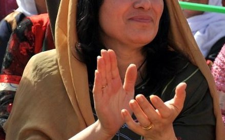 Syryjka bawi się podczas obchodów Dnia Kobiet w Qamishli