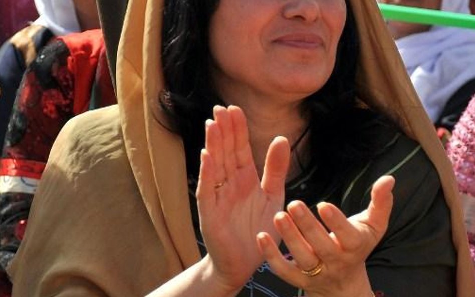 Syryjka bawi się podczas obchodów Dnia Kobiet w Qamishli