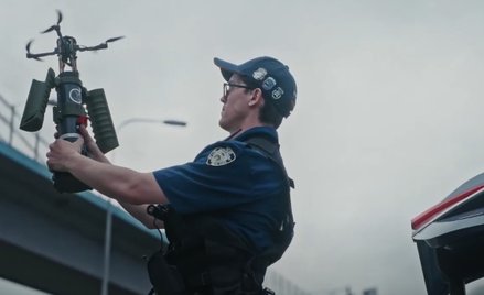 Autonomiczny dron DefendEye, który może wystartować z tuby w kilka sekund. W jego rozwój zainwestowa