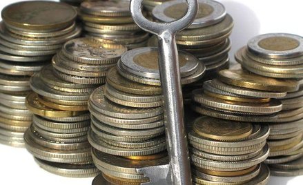 Cięcia inwestycji ratują gminne budżety