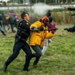Okolice Calais. Francuscy funkcjonariusze kontra nielegalny imigrant