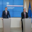 Premier Mateusz Morawiecki i minister do spraw Unii Europejskiej Konrad Szymański na konferencji pra