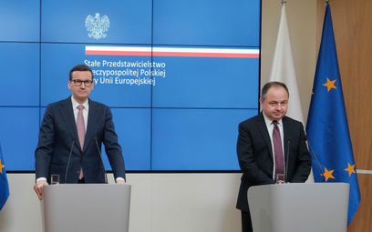 Premier Mateusz Morawiecki i minister do spraw Unii Europejskiej Konrad Szymański na konferencji pra