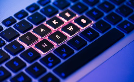 Bez paniki i fake newsów. MEN uczy szkoły rozmawiać z uczniami o zagrożeniach