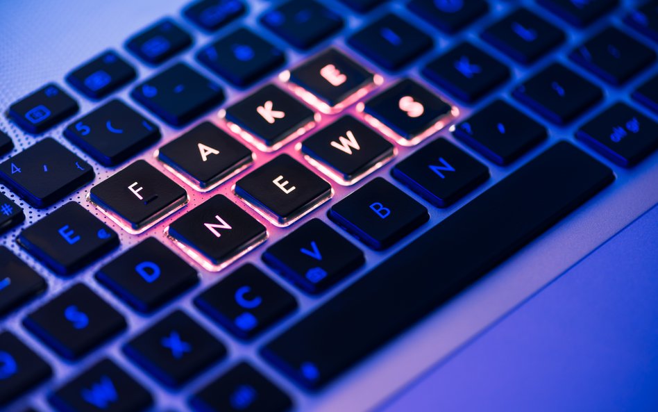 Bez paniki i fake newsów. MEN uczy szkoły rozmawiać z uczniami o zagrożeniach