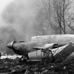 Rosyjscy strażacy gaszą płonące szczątki samolotu