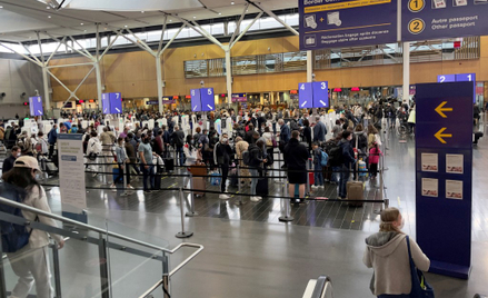 IATA: Pasażerowie samolotów mają dość restrykcji. "I tak nic nie pomogły"