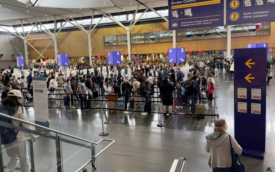 IATA: Pasażerowie samolotów mają dość restrykcji. "I tak nic nie pomogły"