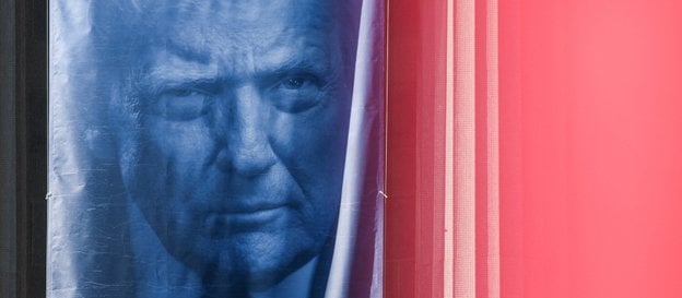 Baner z wizerunkiem prezydenta USA Donalda Trumpa wywieszony przed budynkiem Departamentu Sprawiedli