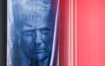 Baner z wizerunkiem prezydenta USA Donalda Trumpa wywieszony przed budynkiem Departamentu Sprawiedli