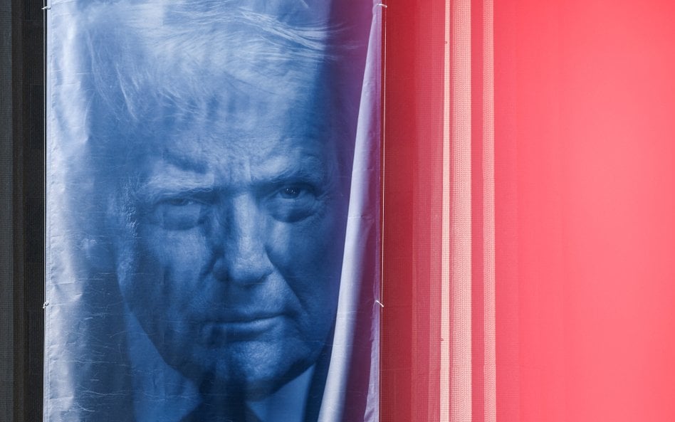 Baner z wizerunkiem prezydenta USA Donalda Trumpa wywieszony przed budynkiem Departamentu Sprawiedli