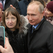 Putin z Rosjanką, która przepytała go w Sankt Petersburgu