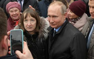Putin z Rosjanką, która przepytała go w Sankt Petersburgu