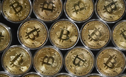 Zainteresowanie bitcoinem rosło w ostatnich miesiącach – ale część analityków przypomina, że nadal n