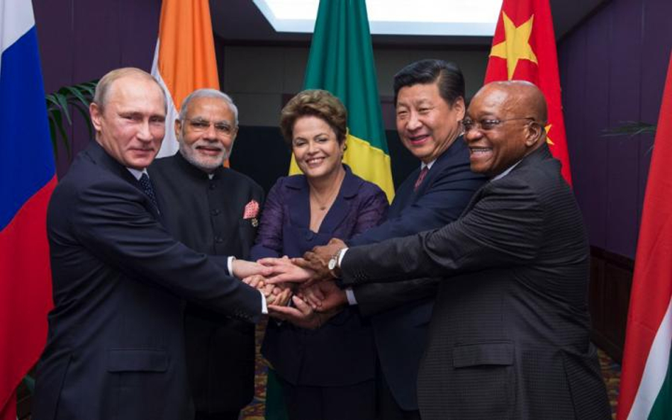 Pięciu przywódców BRICS, od lewej: Władimir Putin, Narendra Modi (Indie), Dilma Rousseff (Brazylia),