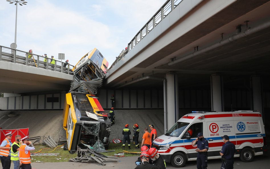 W czerwcu 2020 r., Tomasz U. jadąc po amfetaminie autobusem, przebił barierę, przez co zginęła pasaż