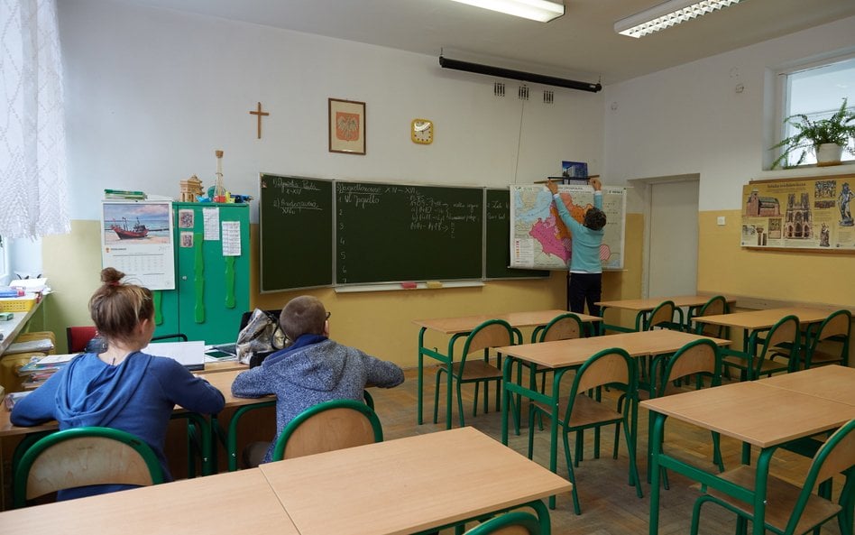 Nauczyciele skarżą się, że praktycznie w czerwcu i we wrześniu nie są w stanie prowadzić normalnie l