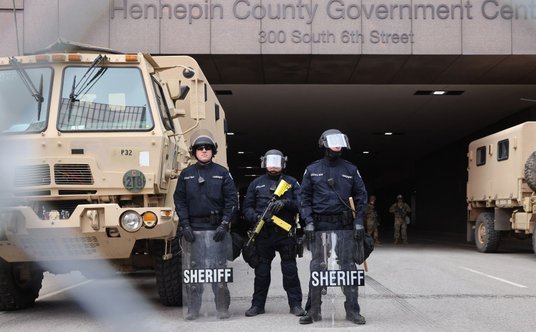 W oczekiwaniu na werdykt w Minneapolis, mieście, w którym życie stracił Floyd, sklepy, restauracje i