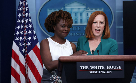 Jen Psaki (z prawej) ze swoją następczynią, Karine Jean-Pierre