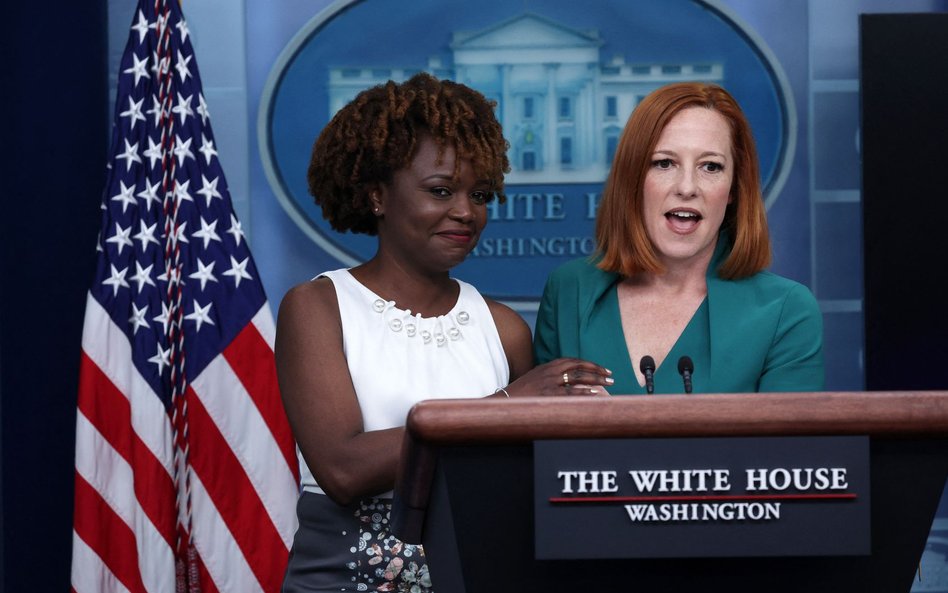 Jen Psaki (z prawej) ze swoją następczynią, Karine Jean-Pierre