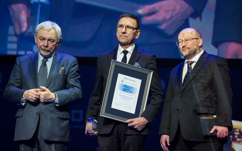 Od lewej: Jacek Majchrowski prezydent miasta Krakowa, Piotr Grzymowicz, prezydent Olsztyna oraz Pawe