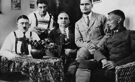 Hitler w otoczeniu swoich partyjnych towarzyszy w czasie odbywania kary w więzieniu Landsberg w 1924