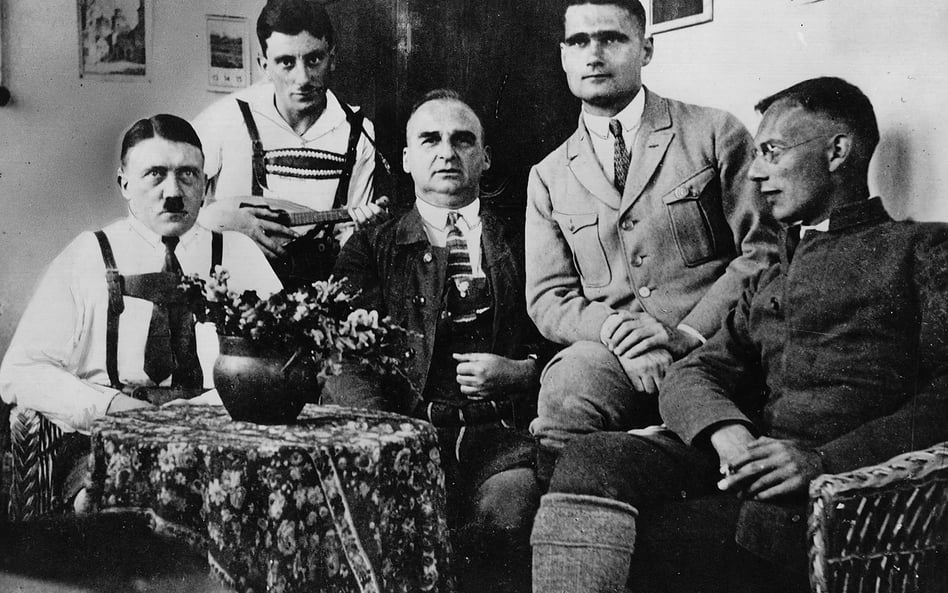 Hitler w otoczeniu swoich partyjnych towarzyszy w czasie odbywania kary w więzieniu Landsberg w 1924