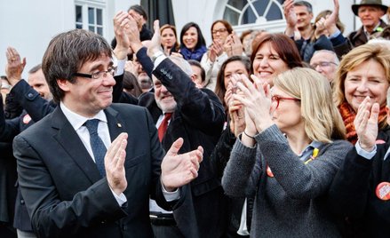 ?Belgijscy fryzjerzy poradzili Carlesowi Puigdemontowi, aby obciął włosy. Z krótszymi ma wyglądać po