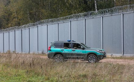Samochód Straży Granicznej na granicy polsko-białoruskiej