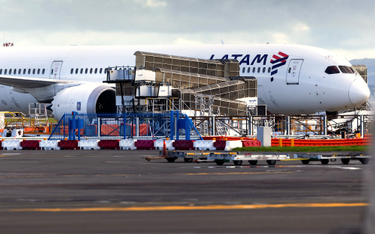 Dreamliner linii Latam na lotnisku Auckland w Nowej Zelandii